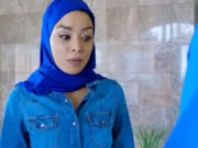 兩個穆斯林少女與搬運工雙飛三人忘情口交