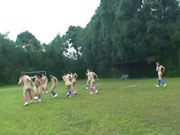 日本女足正在裸體練球